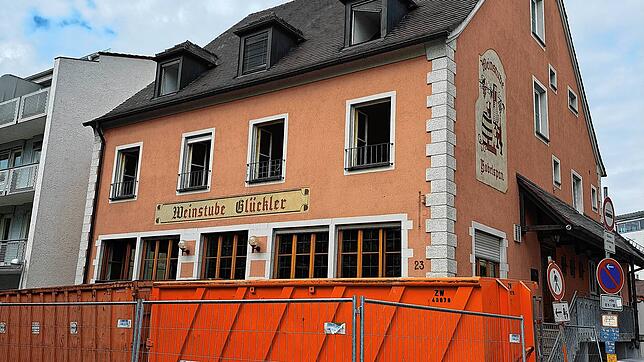 Die Container stehen bereit: Wer die Weinstube Glückler noch einmal von außen betrachten will, muss sich beeilen. Insgesamt sechs Wochen ...