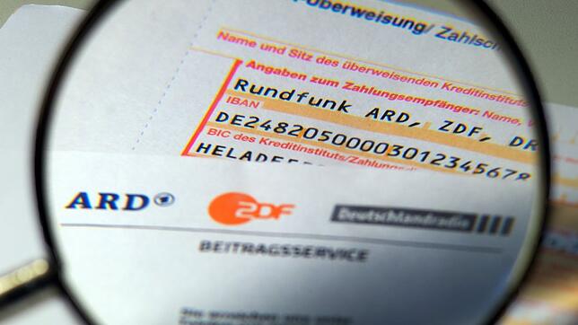ARCHIV - ILLUSTRATION - Auf einem Tisch liegt am 20.12.2013 in Dresden ein Anschreiben zu den Rundfunkgebühren und ein ...