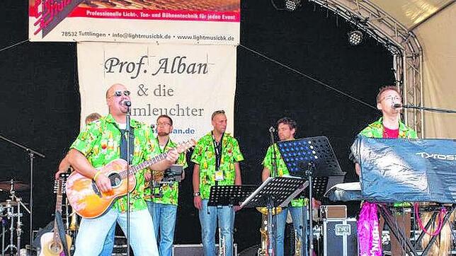 Heiko Storz und seine Mannen treten als Prof. Alban und die Heimleuchter vor ihr Publikum. Bilder: Veranstalter
