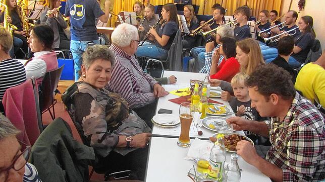Das Hintschinger Wendelinsfest begeistert wieder viele Besucher. Wie hier in Zimmern lassen sich die Gäste gerne kulinarisch verwöhnen. ...
