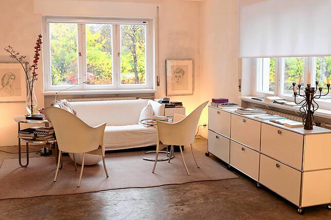 Wirkt wie ein Wohnzimmer, ist aber ein Raum der Galerie Vayhinger. Und in jedem Winkel ist ein Kunstwerk zu entdecken.