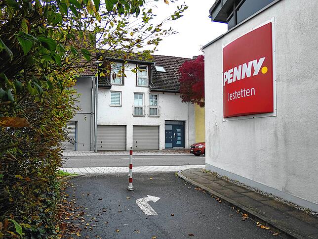 Die Ausfahrt beim Pennymarkt in Jestetten. Verbesserungen zur Einsicht in den Verkehr sollen in die Wege geleitet werden.