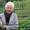 Ernährungsberaterin und Buchautorin Paula Flum hat ihr neues Buch der Resteverwertung gewidmet. Im Hintergrund ist ihr Biogarten in ...