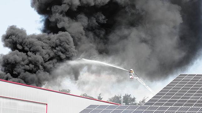 Die Stockacher Feuerwehr ist am Pfingstmontag im Einsatz, es brennt in einer Lagerhalle.