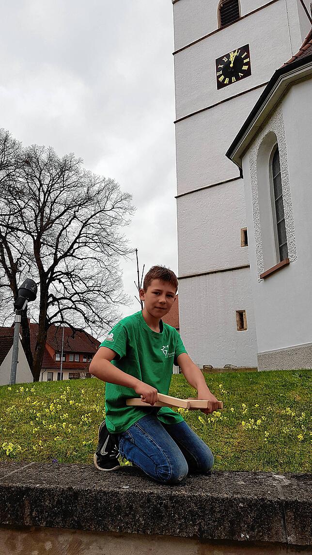 Moritz Mogel hat sich ebenso wie einige Minstranten auf der Vorderseite der Kirche platziert und sorgt dort für ordentlich Lärm mit ...