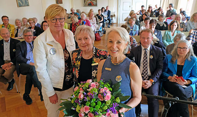 Blumen für die amtierende Präsidentin Françoise Wilhelmi de Toledo (rechts) sowie die Initiatorin und Gründerin des Clubs, Magdalena ...