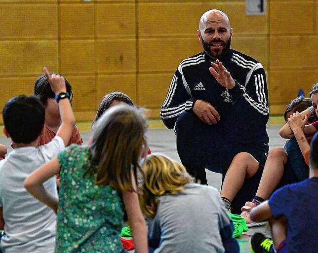 Gibt&lsquo;s noch Fragen: Jan Hebding ist weniger der &bdquo;Sportlehrer&ldquo; als der Ansprechpartner für die Kinder der ...