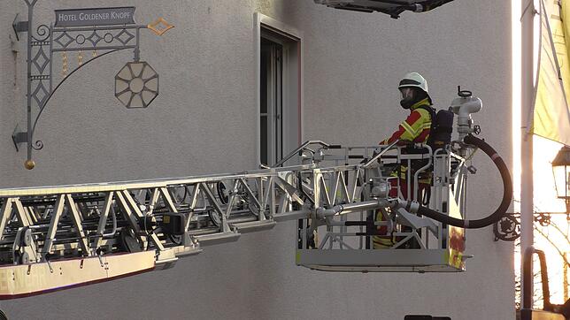 Bild 1: Rückschlag statt goldener Rückkehr: Brand durchkreuzt Pläne von "Knopf"-Chef Christian Herzog. Schaden immens, Betrieb soll dennoch schnellstens weitergehen