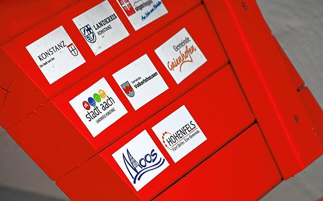 Unten an der Bank sind Aufkleber aller Gemeinden, in denen sie bisher schon gestanden hat.
