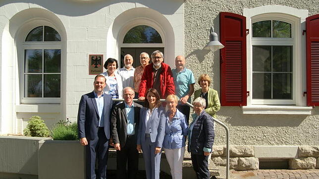 Beim Vor-Ort-Termin am Zoll Rheinheim (hintere Reihe von links): Lisa Bendel, Philipp Hansmann, Markus Hilpert, Heinrich Bährle, Arthur ...