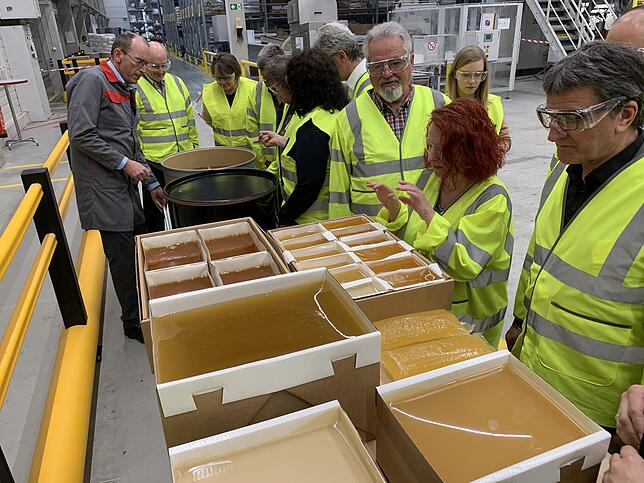 ... und das fertige klebrige Endprodukt bestaunen. Insgesamt werden in Wehr 70 verschiedene Rezepturen für unterschiedliche Anwendungen ...