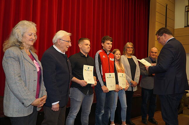 Geehrt werden die Sportschützen Dittishausen, die Gewichtheber Bachheim und die Segelflieger (von links): Vera und Rudolf Höpker, ...