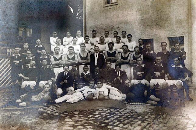 Gemeinsam mit den Kameraden des Sportvereins Sandow stellten sich die Mönchweiler Fußballer  im Jahr 1920 zu einem Erinnerungsfoto. Die ...