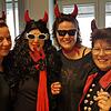 "Die Teuflischen Vier vom SÜDKURIER": Die Redakteurinnen Christina Bömelburg (links) und Katy Cuko (2. von rechts) mit Sekretärin ...