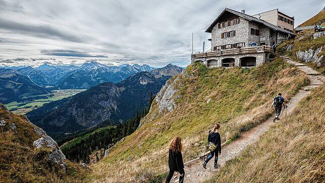 Wanderer gehen bei Pfronten zur Bad Kissinger Hütte des Deutschen Alpenvereins (DAV). Wanderungen in den Bergen locken früher als sonst ...