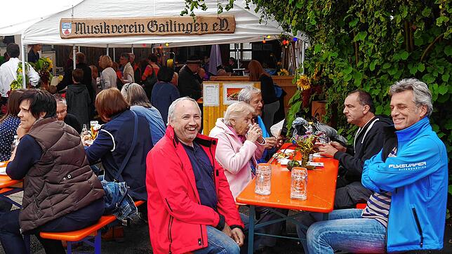 Entlang der Festmeile des Gailinger Dorffests laden traditionell gemütliche, liebevoll dekorierte Plätze und Schöpfe zum Verweilen ein.
