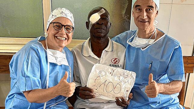 Carmen Wedele und Armin Junghardt in Vogan/Togo mit dem 100. Patienten, den sie in den zwei Wochen am Grauen Star operiert haben.