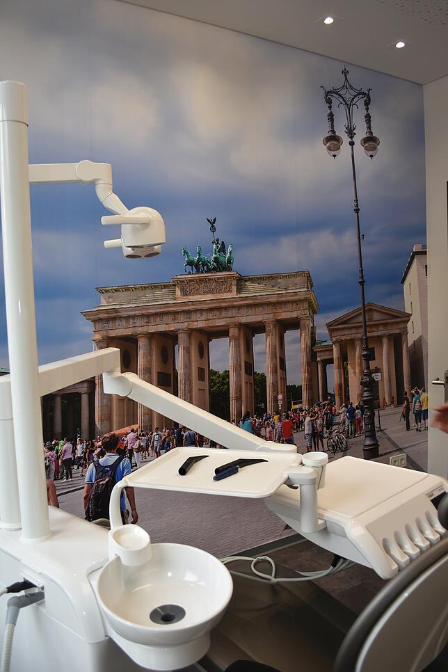 Die Behandlungszimmer in der Erzinger Zahnarztpraxis Fechtig und Kollegen schicken die Patienten auf Reisen.