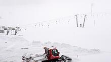 Ein Pistenbully fährt am 10. November auf dem Feldberg im Schwarzwald im Schnee. Nach Angaben des Liftverbundes Feldberg werden am ...