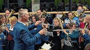 Bürgermeister Joachim Burger dirigiert nach der Verkündung des Wahlergebnisses für ein Stück das Orchester mit Musikern aus den ...