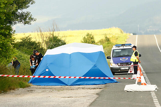 ARCHIV &ndash; 21.06.2018, Spanien, Asparrena: Polizisten sichern am Fundort einer Frauenleiche, nahe der Autobahn bei Asparrena, ...