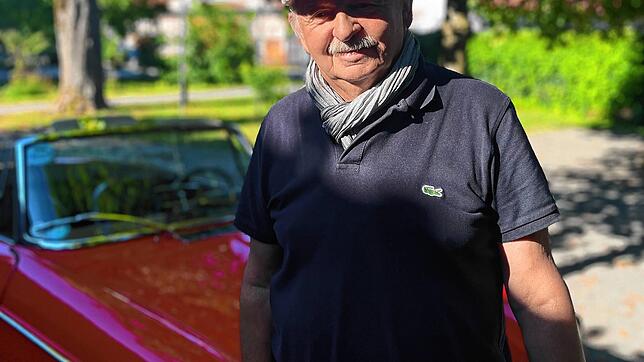 Hans Geiger vor seinem Fiat 500 Cabrio aus dem Jahr 1964, bei der historischen Kegelbahn Weildorf.