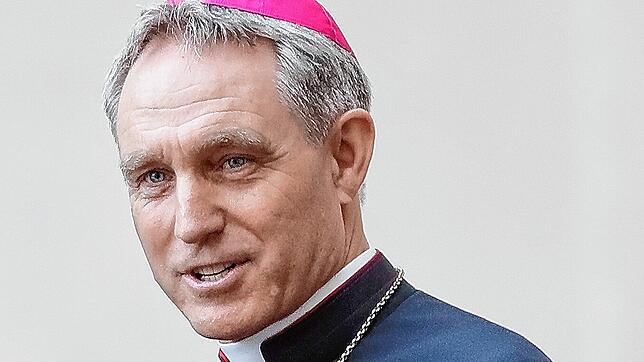 ARCHIV – Der Privatsekretär des emeritierten Papstes Benedikt XVI., Erzbischof Georg Gänswein hat den Vatikan verlassen. Foto: ...
