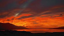 Der Himmel ist rot in Island, dem Land aus Feuer, Eis und Vulkanen. Zwei junge Pfullendorfer verbringen auf dem Inselstaat sieben Monate.