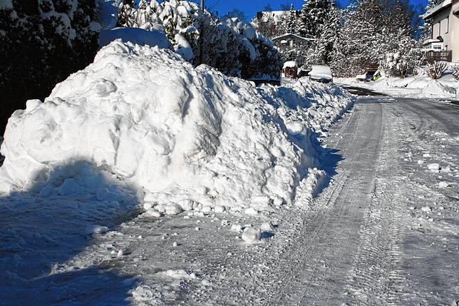 Irgendwo muss der viele Schnee ja hin. Wenn das alles zu tauen beginnt, wird es lange nass auf den Straßen und Gehwegen.