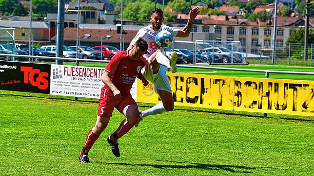 Kaum zu bremsen: Vor allem im ersten Durchgang hatte Louis Kolbeck (links) vom FC Schlüchttal viel Mühe mit dem quirligen Christian ...