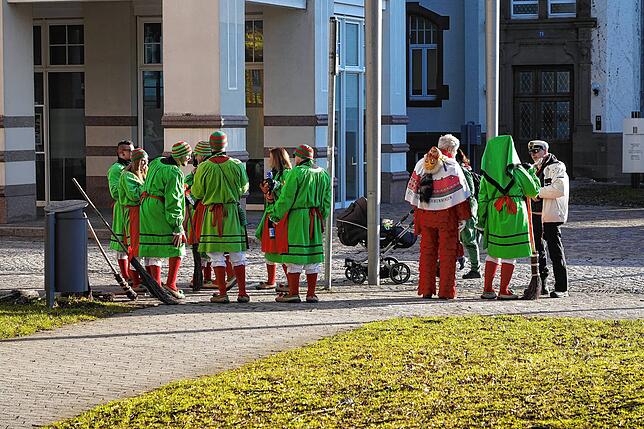 Bild 20: So spontan treffen sich die Villinger Narren am Montagmorgen im Städtle