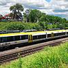 Ein Zug fährt auf der Gäubahnstrecke an Bondorf bei Herrenberg vorbei.