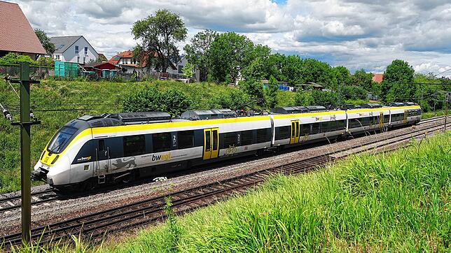 Ein Zug fährt auf der Gäubahnstrecke an Bondorf bei Herrenberg vorbei.