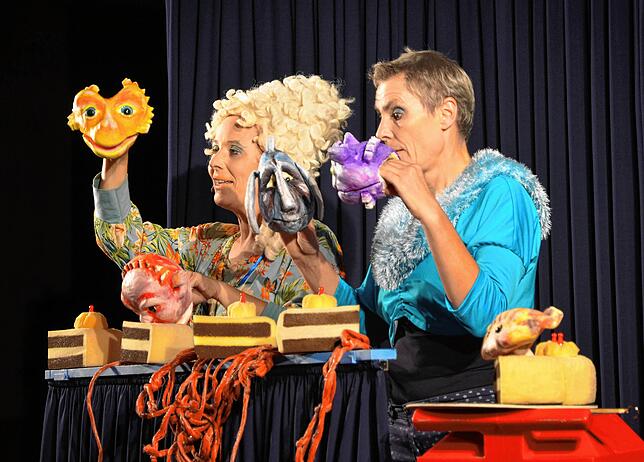 Claudia Engel und Annika Pilstl aus Berlin spielen beim Kindertheater-Festival im vergangenen Jahr virtuos mit ihren Gefühlen. ...