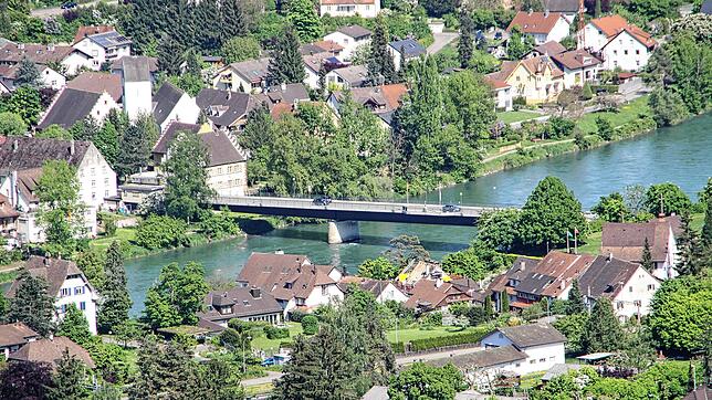 Malerisch am Rhein gelegen: Grenzübergang CH/D, Bad Zurzach/Rheinheim. Bild: Rolf Bendel