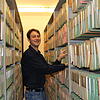 Christian Heinemann im Archiv. Durch die neuen Möglichkeiten der Digitalisierung könnte auch hier viel Platz eingespart werden.
