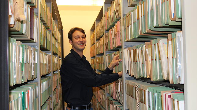 Christian Heinemann im Archiv. Durch die neuen Möglichkeiten der Digitalisierung könnte auch hier viel Platz eingespart werden.