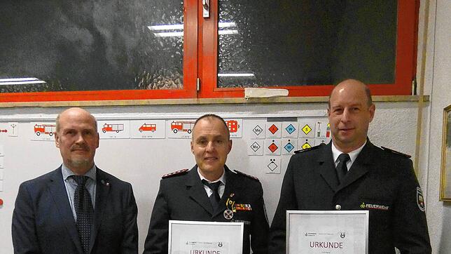 Bürgermeister Stefan Kaiser (von links) ernennt Matthias Pöthke zum Ehrenkommandanten der Albbrucker Feuerwehr und Christian Gerspacher ...