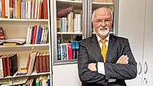 Detlef Kröger arbeitet als Jurist in Illertissen. Die Aufnahme entstand in seiner Kanzlei.