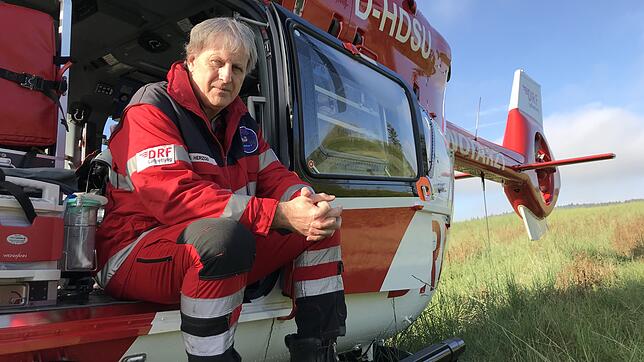 Seit 31 Jahren gehört Notarzt Christoph Herzog zur regelmäßigen Besatzung des Rettungshubschraubers Christoph 11 der DRF Luftrettung. ...