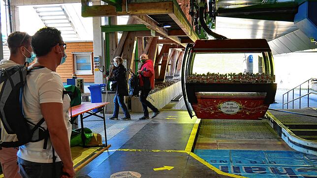 Die Feldbergbahn, die im Sommer wie im Winter Gäste transportiert, ist derzeit die einzige ihrer Art im Feldberggebiet.