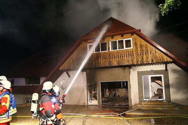 Bild 4: Ehemaliges Bauernhaus geht in Flammen auf, ein Bewohner wird verletzt
