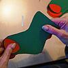 Einer der Nikolausstiefel, die von Bewohnern des Emil-Sräga-Hauses in Singen aus grünem Tonpapier ausgeschnitten und dann beklebt werden.