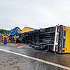 Am früher Samstagmorgen kippte ein vollbeladener Lastzug auf der A81 in Höhe der Raststätten Hegau um.