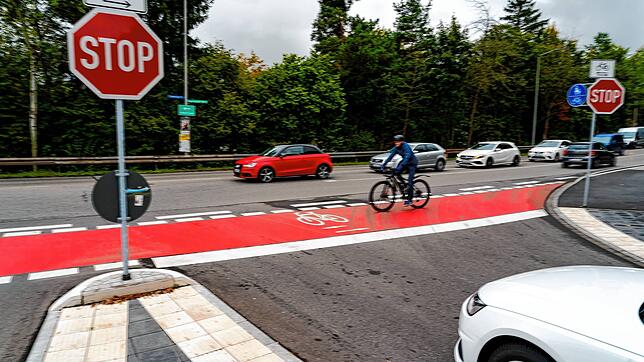 Hier müssen Autofahrer unbedingt anhalten. Mit dem neu gestalteten Radweg an der B-33-Abfahrt an der Schwenninger Straße hat sich die ...