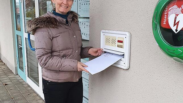 Amtsinhaberin Marion Frei wirft ihre Unterlagen für die Bürgermeisterwahl in Dettighofen am 6. Februar 2022 ein.