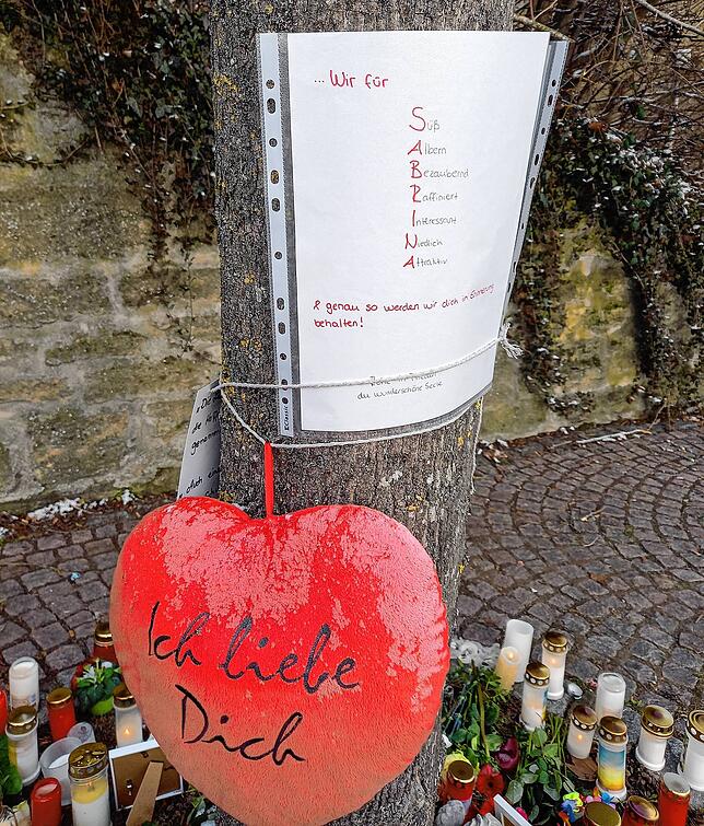Die Gedenkstätte für Sabrina P. ist am Wochenende weiter gewachsen.