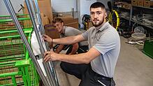 Justin Vager (links) und Miroslav Sereda arbeiten in der Werkstatt des Installationsbetriebs Gläschig in Villingen.