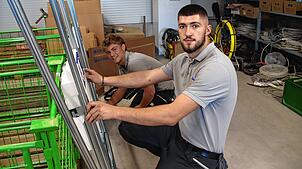 Justin Vager (links) und Miroslav Sereda arbeiten in der Werkstatt des Installationsbetriebs Gläschig in Villingen.