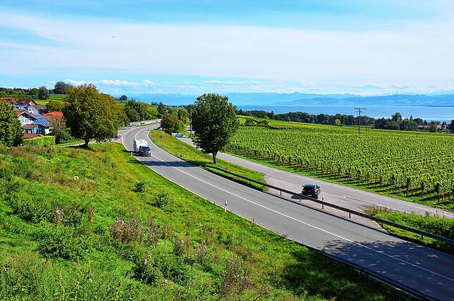Die B 31-alt im Süden von Stetten führt quer durch die Gemarkung. Laut Planung wird die Vorzugstrasse B1 ebenfalls hier ...